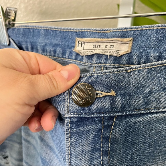 ✨ Free People Light Wash Relaxed Distressed Straight Leg Denim Jeans Sz W30 - Picture 4 of 10